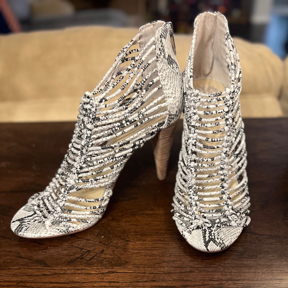 Vince Camuto Women's Black and White Courts